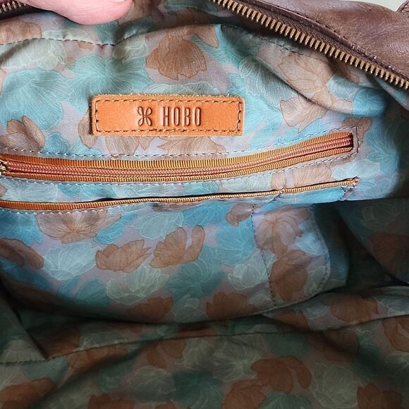 HOBO Beckon Leather Bag - Picture 8 of 11